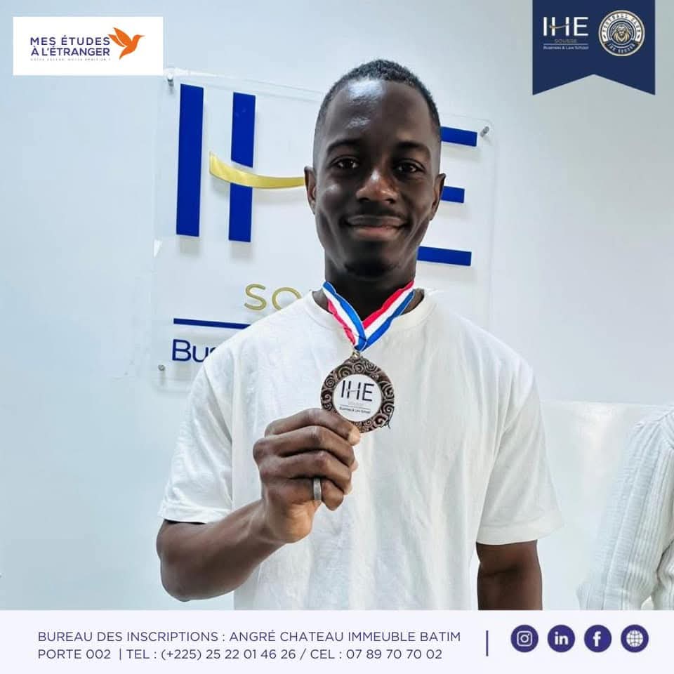 Étudiant tenant fièrement sa médaille IHE Sousse