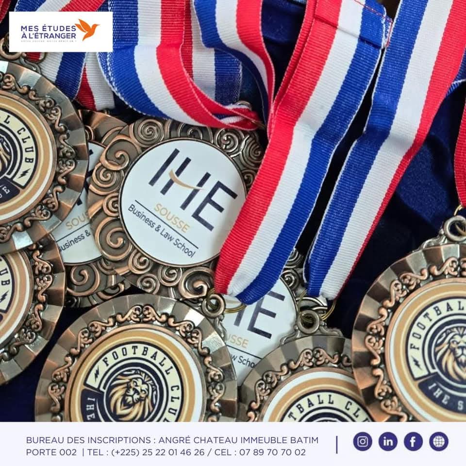 Médailles du IHE Football Club avec leurs rubans tricolores